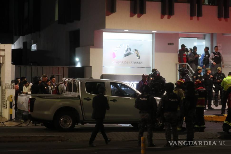 $!Fuerzas de Seguridad permanecen afuera de la Clínica de la Mujer, a donde fue llevado el candidato a la Presidencia de Ecuador, Fernando Villavicencio.