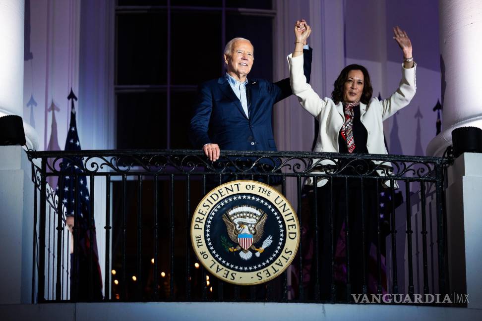 $!El presidente de Estados Unidos Joe Biden junto a la vicepresidenta Kamala Harris saludando desde el balcón de la Casa Blanca en Washington, D.C..