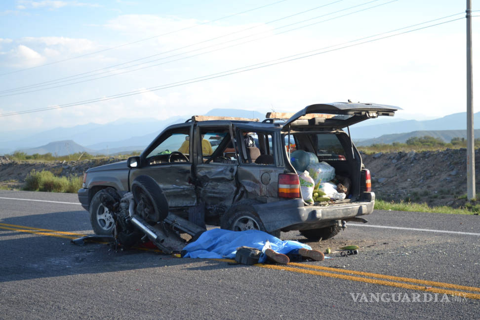 $!Chocan moto y camioneta en la carretera Saltillo-Monclova, mueren dos personas