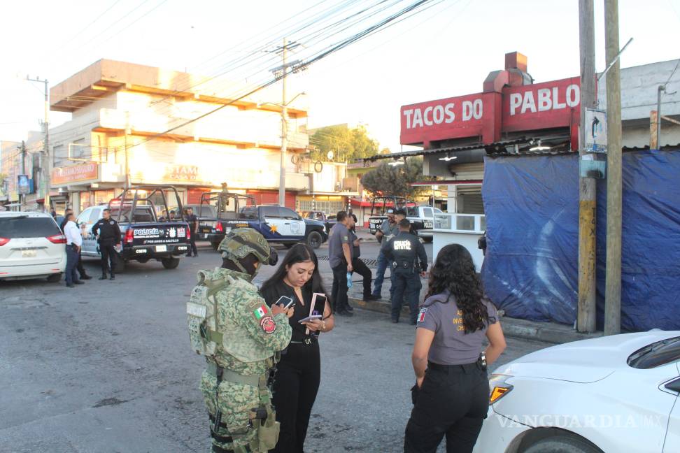 $!Policías municipales y peritos de la Fiscalía resguardaron la escena y recolectaron evidencia que permitió identificar a los agresores.