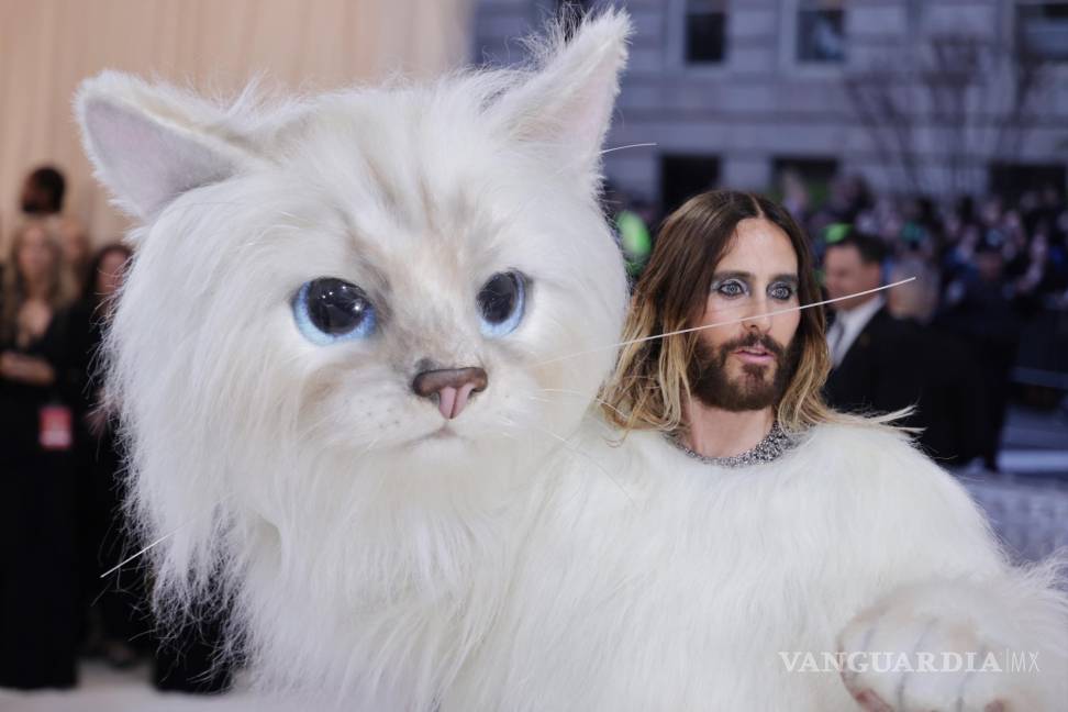 $!Jared Leto llegó a la Met Gala con una botarga de Choupette, la adorable gatita del diseñador Karl Lagerfeld.