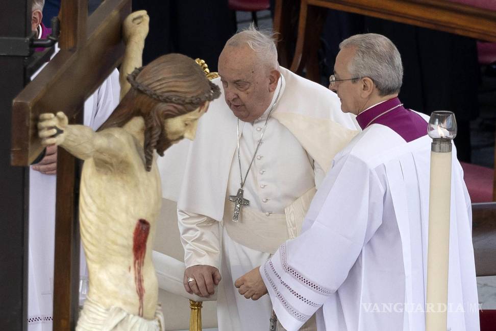 $!Hasta el momento, el papa continúa gobernando la Iglesia católica, aunque lo hace desde la planta décima del hospital Gemelli ubicado en Roma.