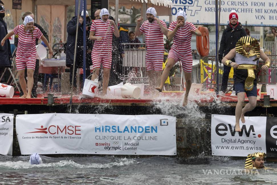 $!Los participantes de la 82a edición de la natación anual ‘Coupe de Noel’ saltan al lago de Ginebra, en Ginebra, Suiza. EFE/EPA/Salvatore Di Nolfi