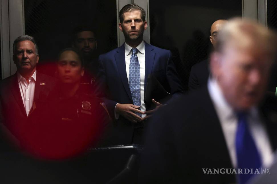 $!Al momento de dictarle el veredicto, el magnate se encontraba acompañado por su hijo Eric Trump.