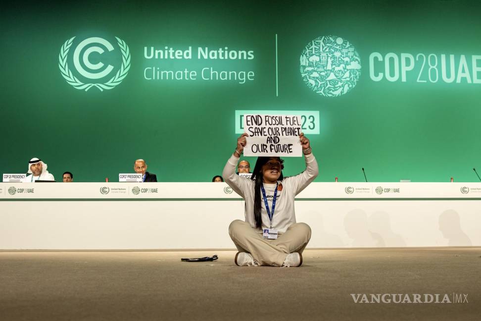 $!La activista climática indígena de la India, Licypriya Kangujam, de 12 años, sostiene una pancarta mientras protesta en la COP28 en Dubai.