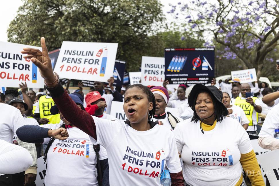 $!Unas 500 protestan en el Día Mundial de la Diabetes frente a las oficinas de la corporación farmacéutica danesa Novo Nordisk, en Johannesburgo, Sudáfrica.