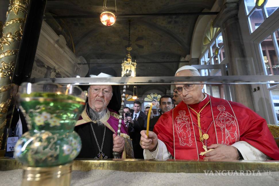 $!El Papa León XIV y Bartolomé I, Patriarca Ecuménico de Constantinopla, durante una doxología en la Iglesia Patriarcal de San Jorge en Estambul, Turquía.