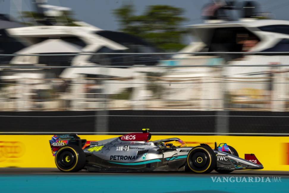 $!El piloto británico Lewis Hamilton de Mercedes-AMG Petronas en acción durante los entrenamientos libres 2 del Gran Premio de Fórmula Uno de Miami.