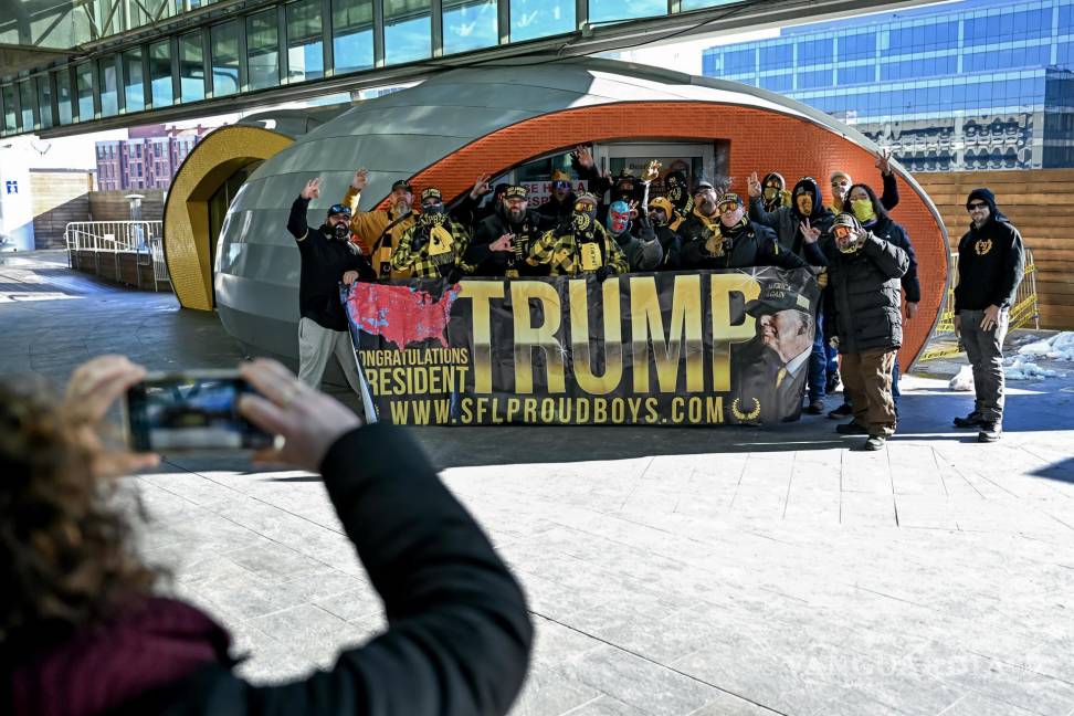 $!Los miembros del grupo Proud Boys llegan a Union Station para las ceremonias de inauguración del presidente electo Donald Trump, en Washington