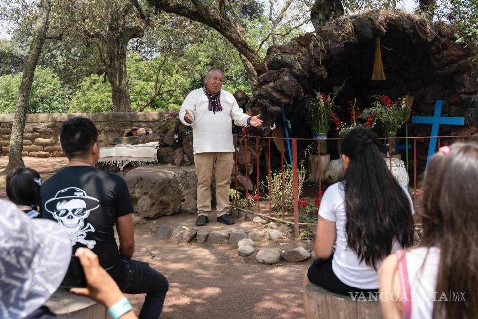 $!Moisés Vega cuenta la historia del volcán Popocatépetl a turistas en el Museo del Volcán en Amecameca.