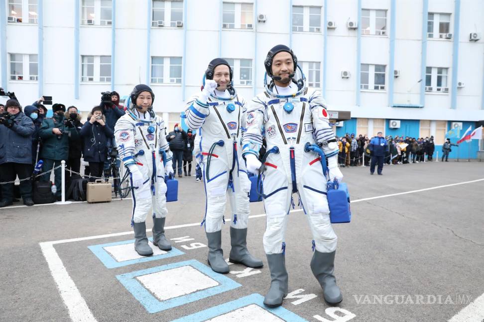 $!Los miembros de la tripulación el astronauta de Roscosmos Alexander Misurkin (c), Yusaku Maezawa (i ) y Yozo Hirano (d). EFE/EPA/ROSCOSMOS PRESS