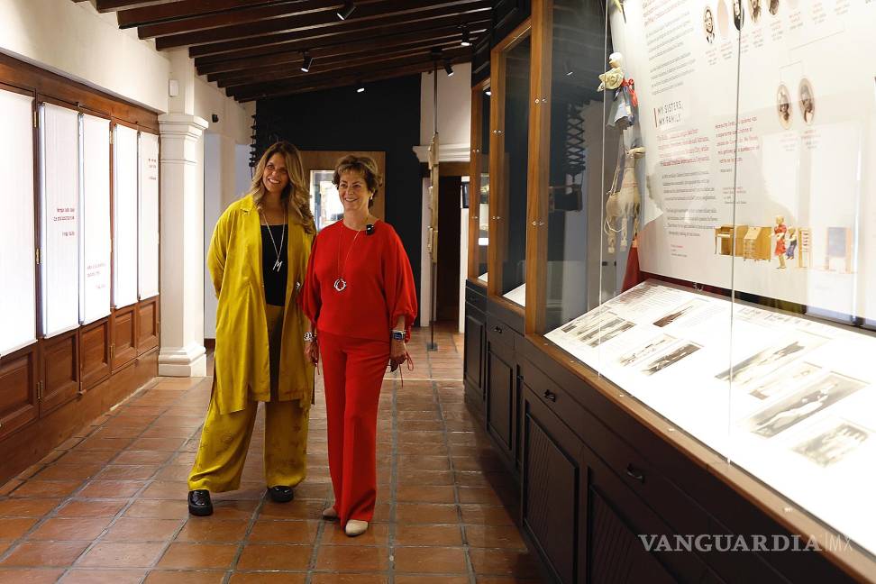 $!Mara de Anda (i), sobrina bisnieta de Frida Kahlo, y Mara Romeo (d), sobrina nieta de la artista, posan durante una entrevista con EFE en el 'Museo Casa Kahlo' este jueves, en Ciudad de México (México).