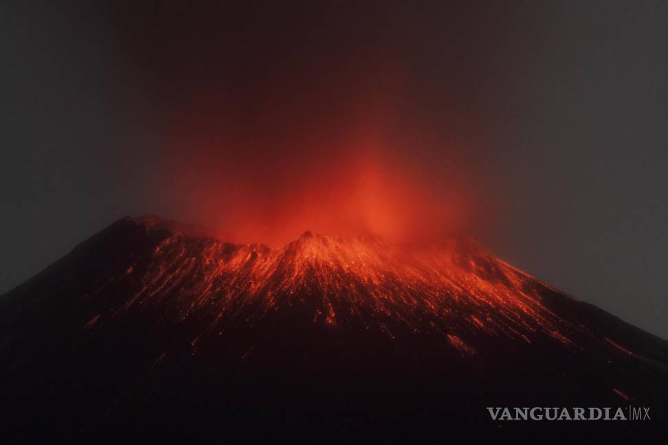 $!Fotografía del volcán Popocatépetl en actividad en el poblado San Pedro Benito Juárez, en Puebla (México).
