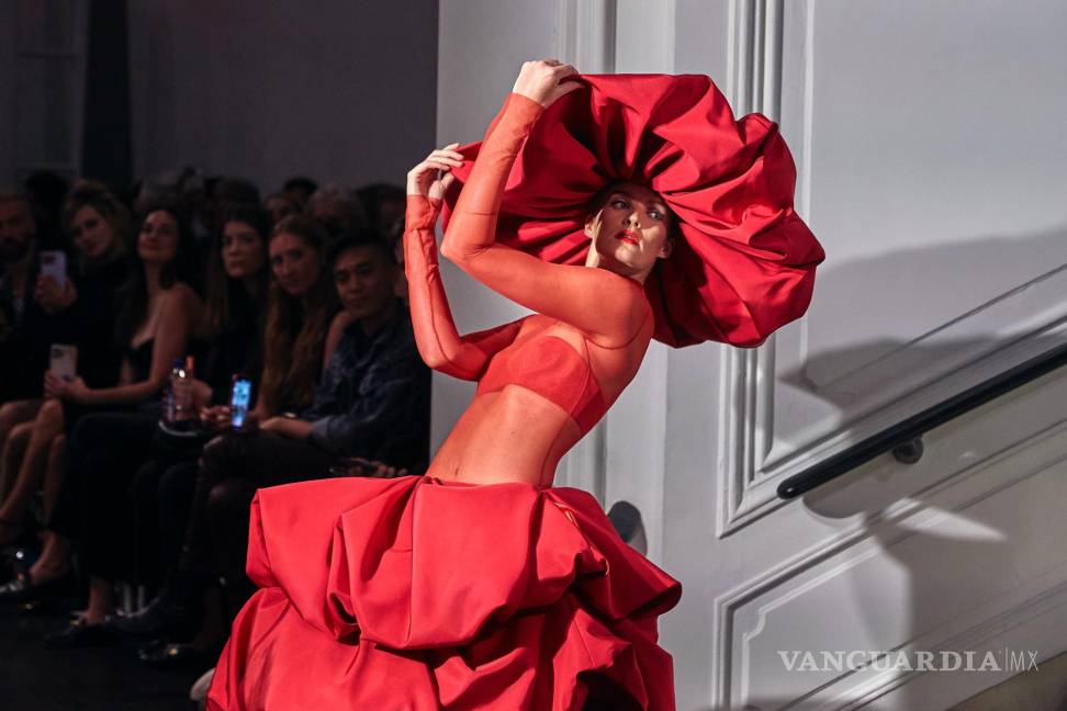 $!Una modelo desfila un diseño de la colección Christian Siriano se modela durante la Semana de la Moda en Nueva York.