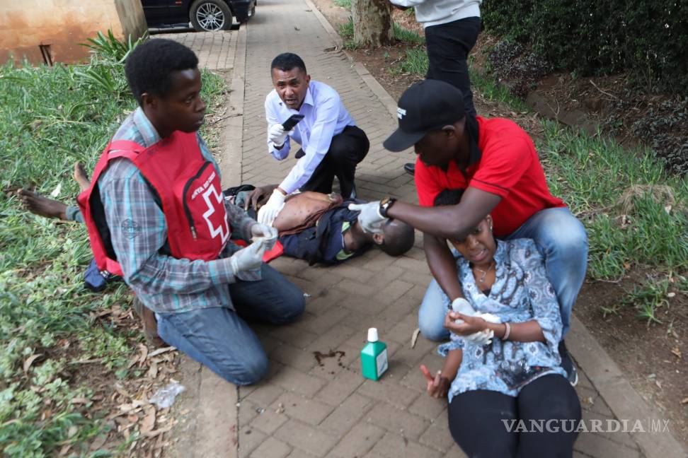 $!Turistas de un hotel en Nairobi corren por sus vidas tras ataque terrorista (fotogalería)