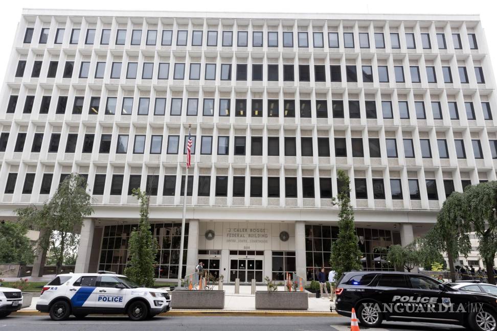 $!La policía protege el exterior del Tribunal Federal de Distrito de Estados Unidos antes del inicio del primer día del juicio contra Hunter Biden, en Wilmington.