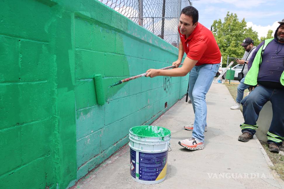 $!Durante la supervisión en la colonia Santa María, el alcalde Javier Díaz González destacó que se han atendido más de 700 plazas públicas en todos los sectores de Saltillo.