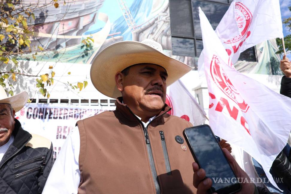 $!Los manifestantes dejaron por escrito sus inconformidades ante personal de la dependencia.