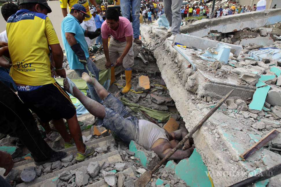 $!La cifra de muertos en Ecuador sube a 233; “la prioridad es el rescate en escombros”: Correa