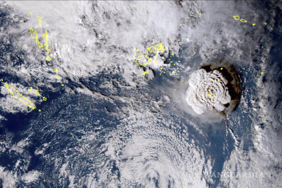 $!Imagen satelital durante la erupción del volcán submarino cerca de la isla de Tonga en el océano Pacífico. FOTO: AP