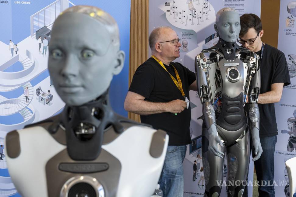 $!El robot humanoide Ameca durante la Cumbre Global AI for Good en Ginebra,
