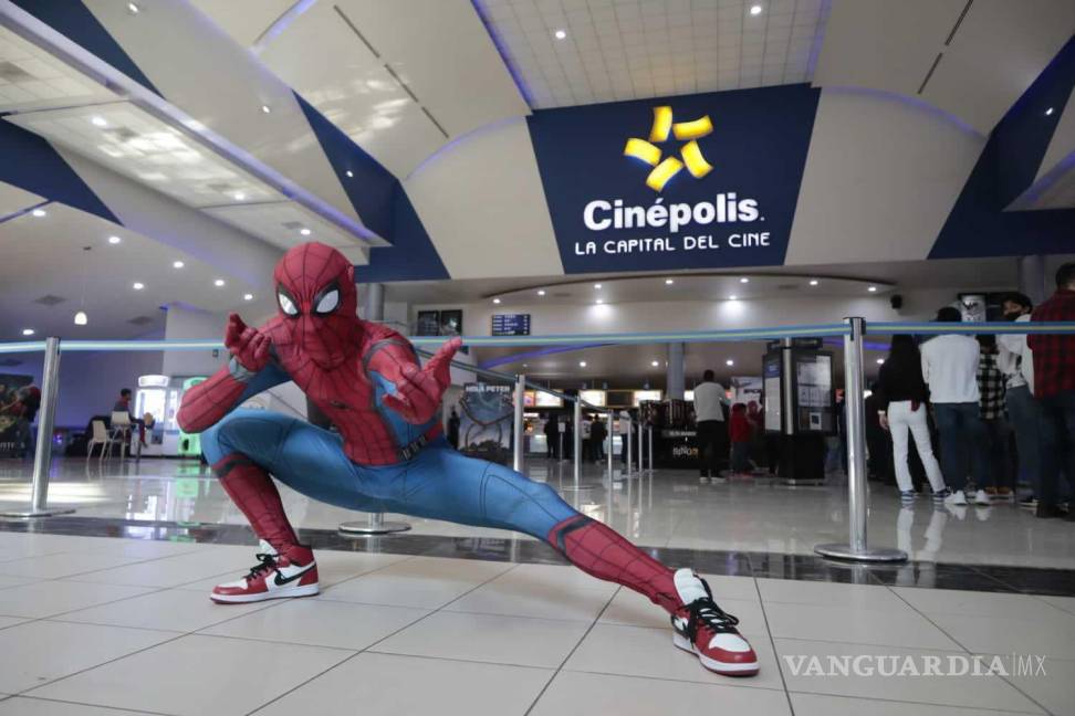 $!‘Spider-Man No Way Home’ en Saltillo... grandes filas y un ‘multiverso’ fuera de los cines (fotos)