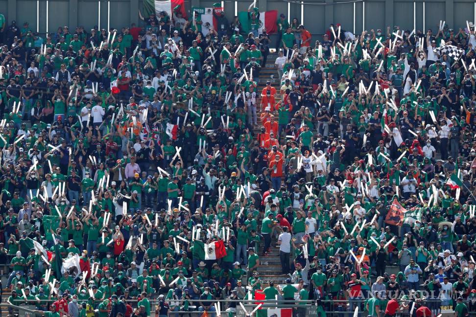 $!Aficionados animan a los competidores hoy, en el Gran Premio de Fórmula Uno de México que se realiza en el Autódromo Hermanos Rodríguez en Ciudad de México. EFE/Mario Guzman