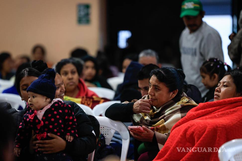 $!Personas permanecen en un salón municipal este lunes, tras ser evacuadas por la erupción masiva del volcán de Fuego en Alotenango, Guatemala.