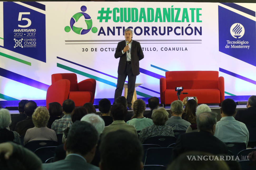 $!Jóvenes coahuilenses deben indignarse ante injusticias: Claudio X. González