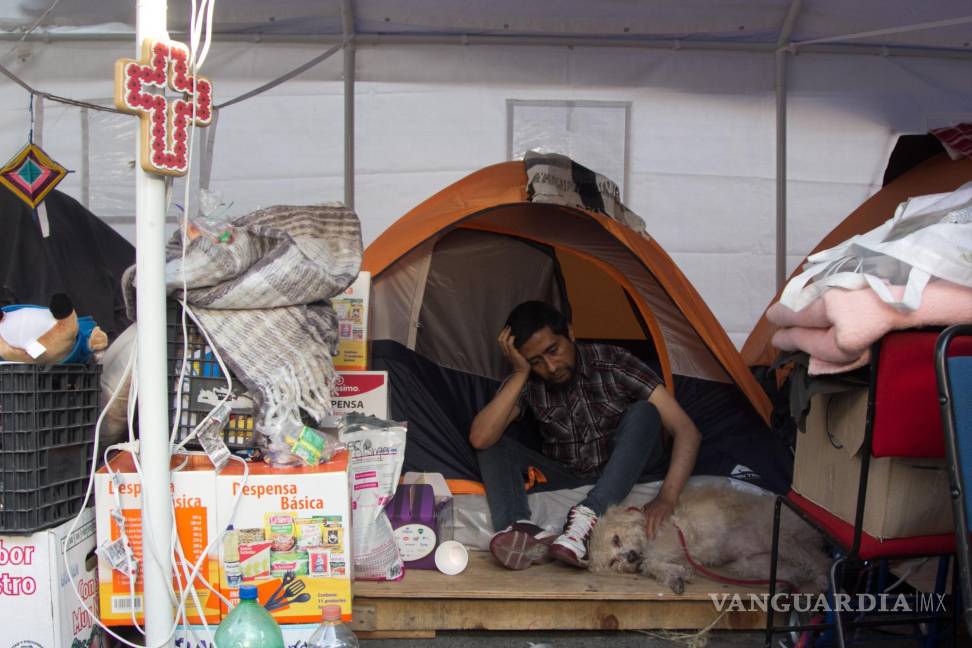 $!CIUDAD DE MÉXICO, 24 DICIEMBRE 2017 | Vecinos damnificados, por el pasado sismo del 19 de septiembre, de la Unidad Habitacional Tlalpan festejaron la Nochebuena y Navidad en las inmediaciones de los campamentos que mantienen afuera de sus edificios.