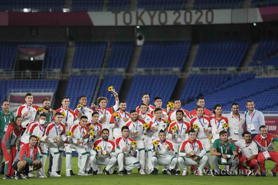 $!México recibe la medalla de bronce en futbol varonil de Tokio 2020