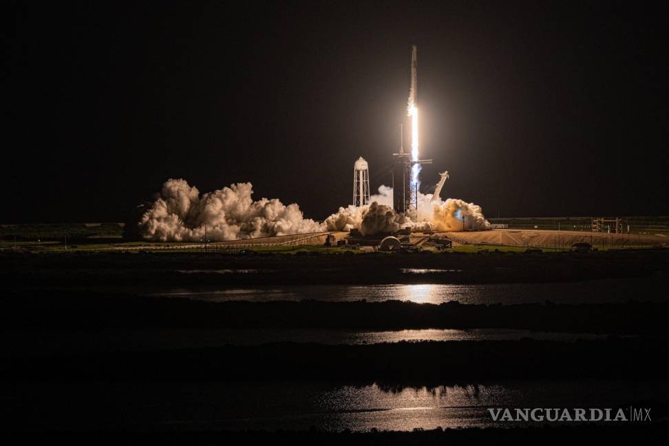 $!Fotografía cedida por Inspiration4 donde se muestra el cohete Falcon 9 que lleva la cápsula Dragón con cuatro tripulantes civiles mientras despega de la plataforma de lanzamiento 39A del Centro Espacial Kennedy, en Florida (Estados Unidos). EFE/John Kraus/Inspiration4
