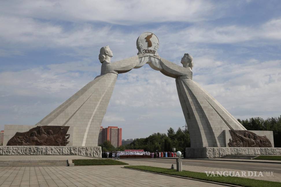 $!El llamado Arco de la Reunificación, ubicado en Pyongyang, Corea del Norte, habría sido destruido por órdenes de Kim Jong-un.