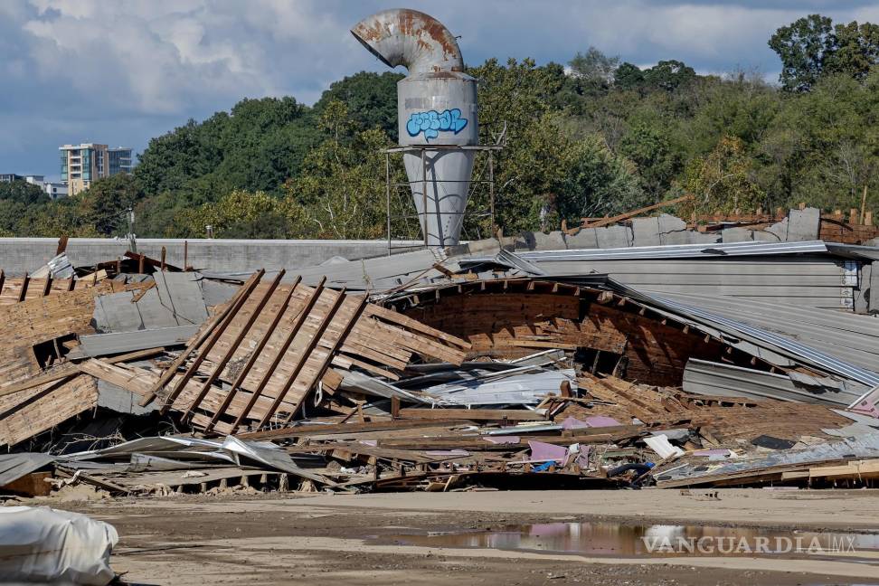 $!Un edificio derrumbado en el River Arts District tras las catastróficas inundaciones provocadas por la tormenta tropical Helene en Asheville, Carolina del Norte.