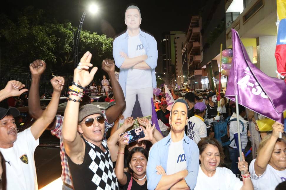$!Simpatizantes del candidato a la presidencia Daniel Noboa, celebran el triunfo de su candidato durante las elecciones presidenciales 2023, hoy en Guayaquil.