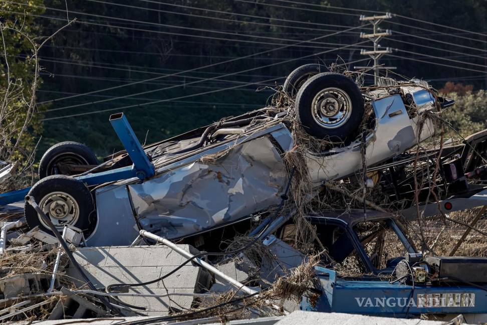 $!Un vehículo destruido de V J’s Auto Service, un taller de mantenimiento de vehículos de 40 años de antigüedad, en el River Arts District, en Asheville.