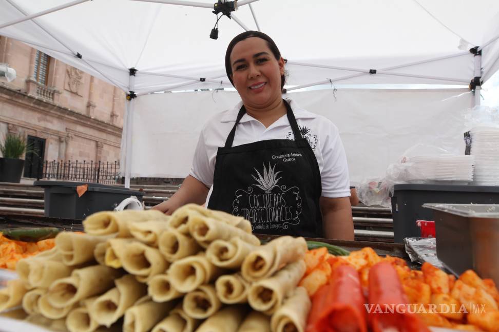 $!Las Cocineras Tradicionales ofrecieron platillos típicos que conquistaron paladares en la Plaza Nueva Tlaxcala.