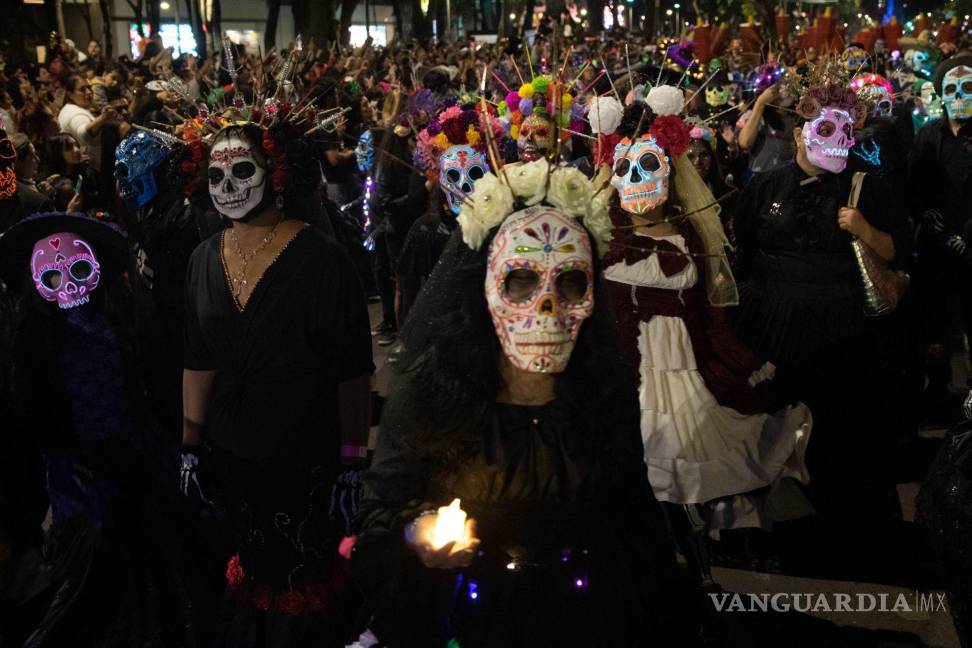 $!Con la participación de cientos de personas caracterizadas del personaje creado por José Guadalupe Posada, la noche se llenó de música y baile.