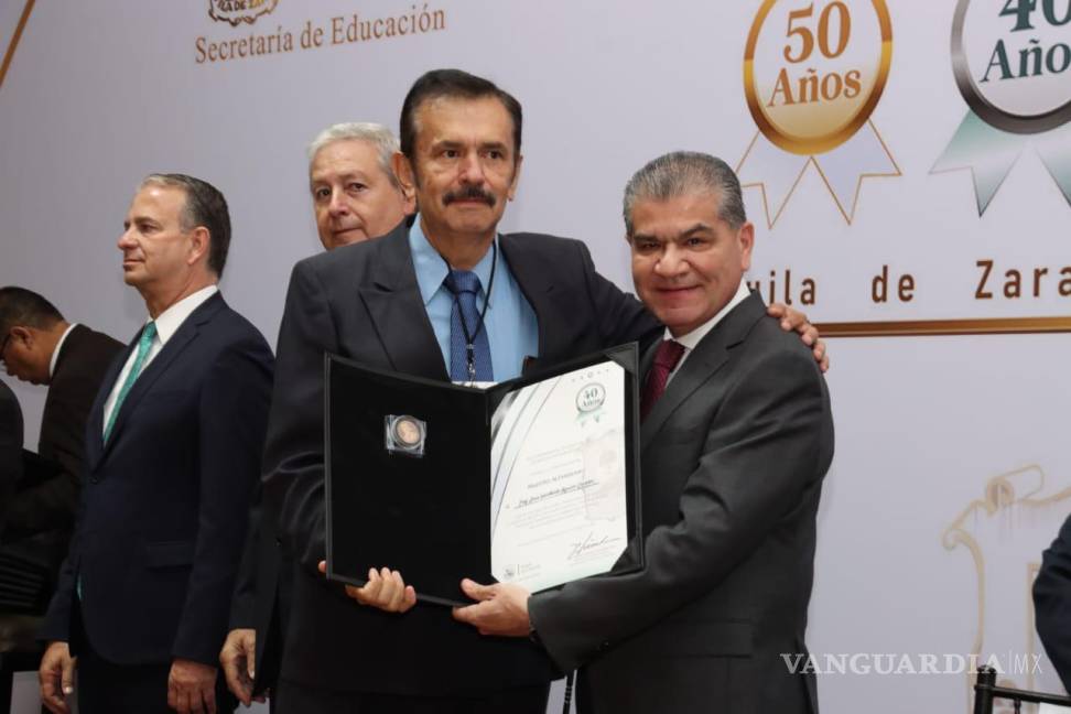 $!Coahuila es el estado más competitivo del país, el segundo más exportador y el tercero más seguro, dijo el Gobernador durante el evento de reconocimiento a los maestros.