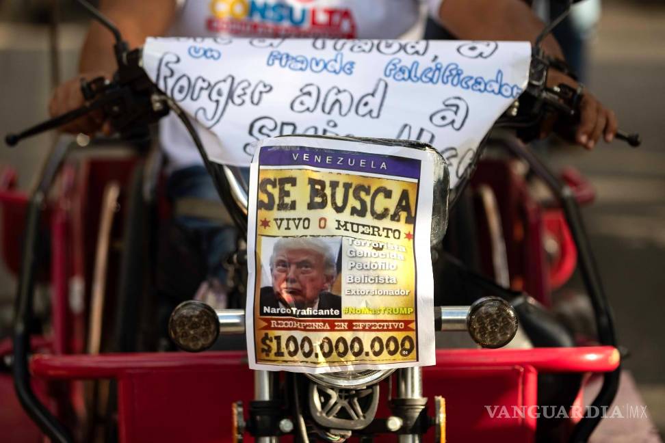 $!Un cartel con la imagen de Donald Trump, durante una caravana de motociclistas en Caracas, Venezuela