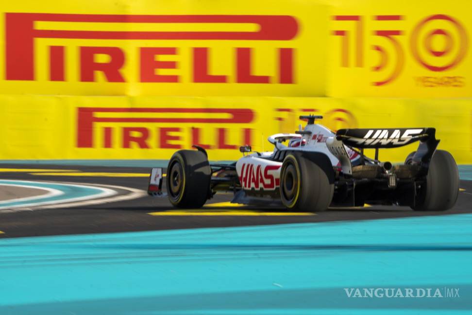 $!El piloto danés Kevin Magnussen de Haas F1 Team gira durante los entrenamientos libres 2 del Gran Premio de Fórmula 1 de Miami.