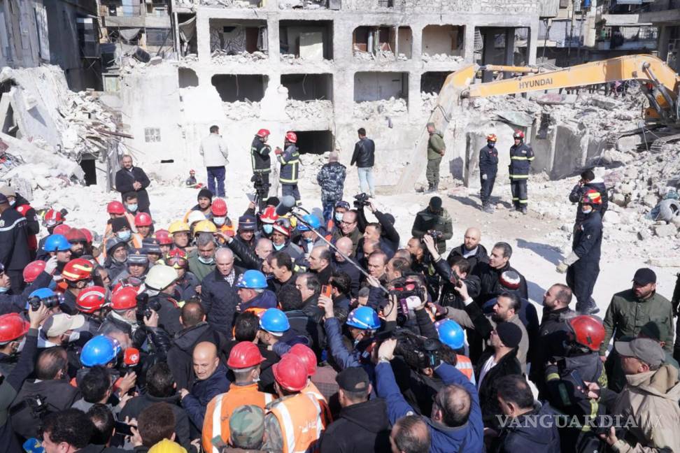 $!Una foto proporcionada por la Oficina Presidencial de Siria muestra al presidente sirio Bashar al-Assad, centro, visitando un sitio afectado por el terremoto en Alepo.