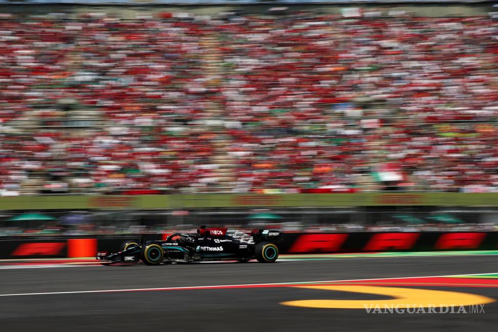 $!El británico Lewis Hamilton de Mercedes compiteen el Gran Premio de Fórmula Uno de México que se realiza en el Autódromo Hermanos Rodríguez en Ciudad de México. EFE/José Méndez