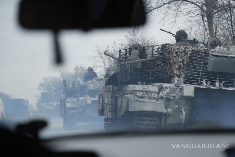 $!Tanques ucranianos moviéndose cerca de la ciudad de Severodonetsk al este de Ucrania. EFE/Zurab Kurtsikidze