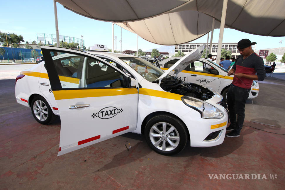$!Denuncian anomalías en venta de 100 concesiones de taxis en Saltillo