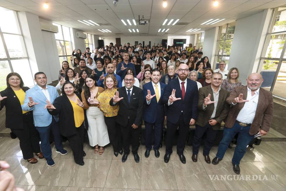 $!Pimentel exhortó a los maestros a seguir esforzándose en la formación de los alumnos.