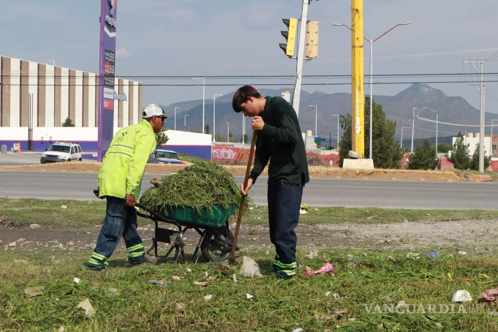 $!Limpieza y deshierbe en el bulevar Antonio Cárdenas, como parte del compromiso ambiental del municipio.