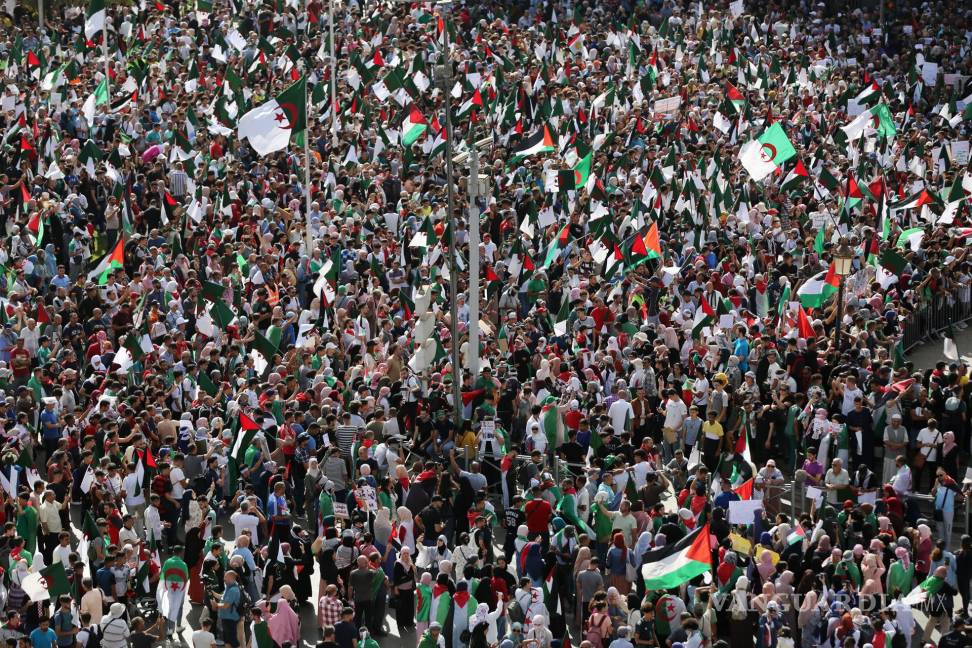$!La gente sostiene banderas palestinas durante una protesta contra Israel para mostrar solidaridad con el pueblo palestino en Argel, Argelia.