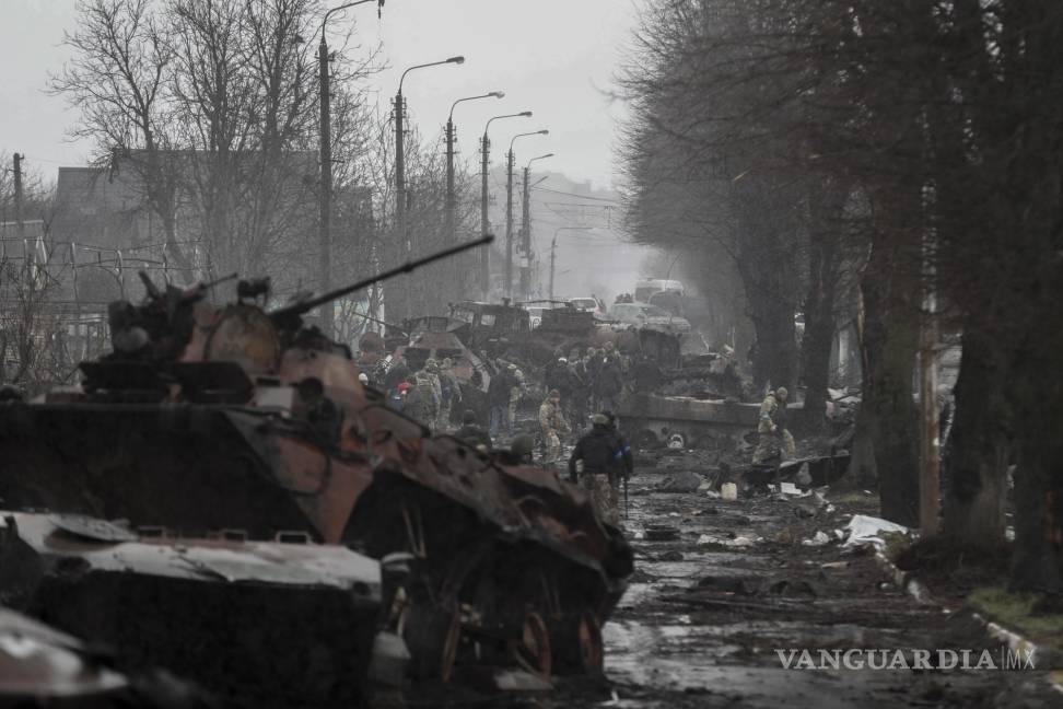 $!Soldados ucranianos inspeccionan maquinaria militar rusa destruida en las áreas recuperadas por el ejército ucraniano en la ciudad de Bucha, Ucrania.