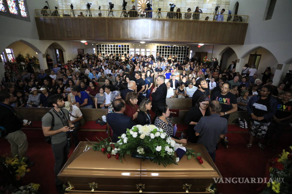 $!Antonio Basco no estuvo solo, cientos lo acompañan en el funeral de su esposa una de víctimas de la masacre en El Paso